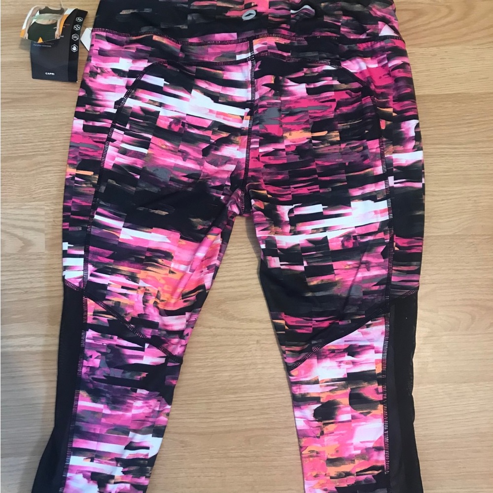 AVIA cropped moisture wicking leggings. NWT